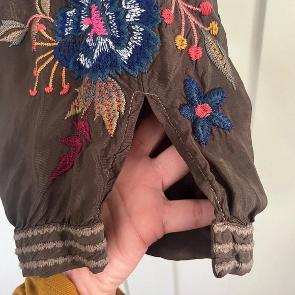 Johnny Was Violette Jogger Pants
⭐️needs button sewn back on - Picture 5 of 10